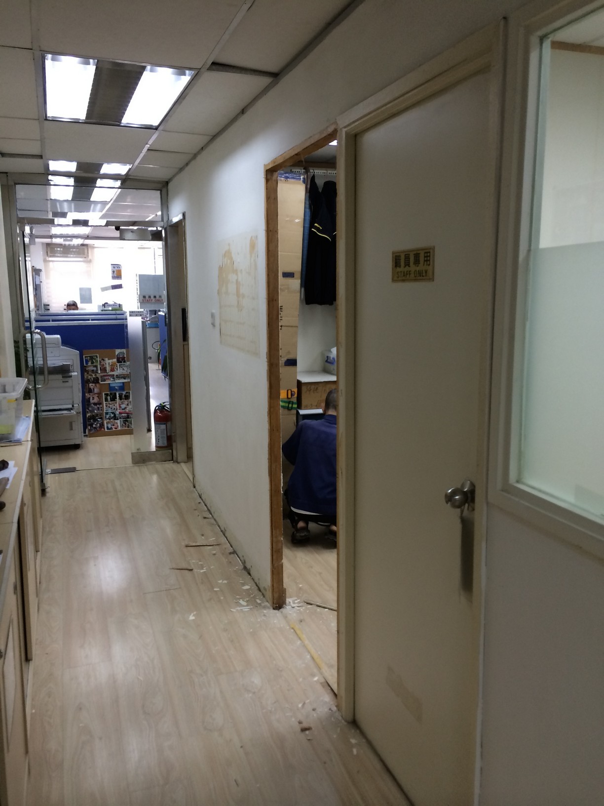 室內玻璃間隔完工案例：玻璃間房、玻璃趟門與磨砂玻璃