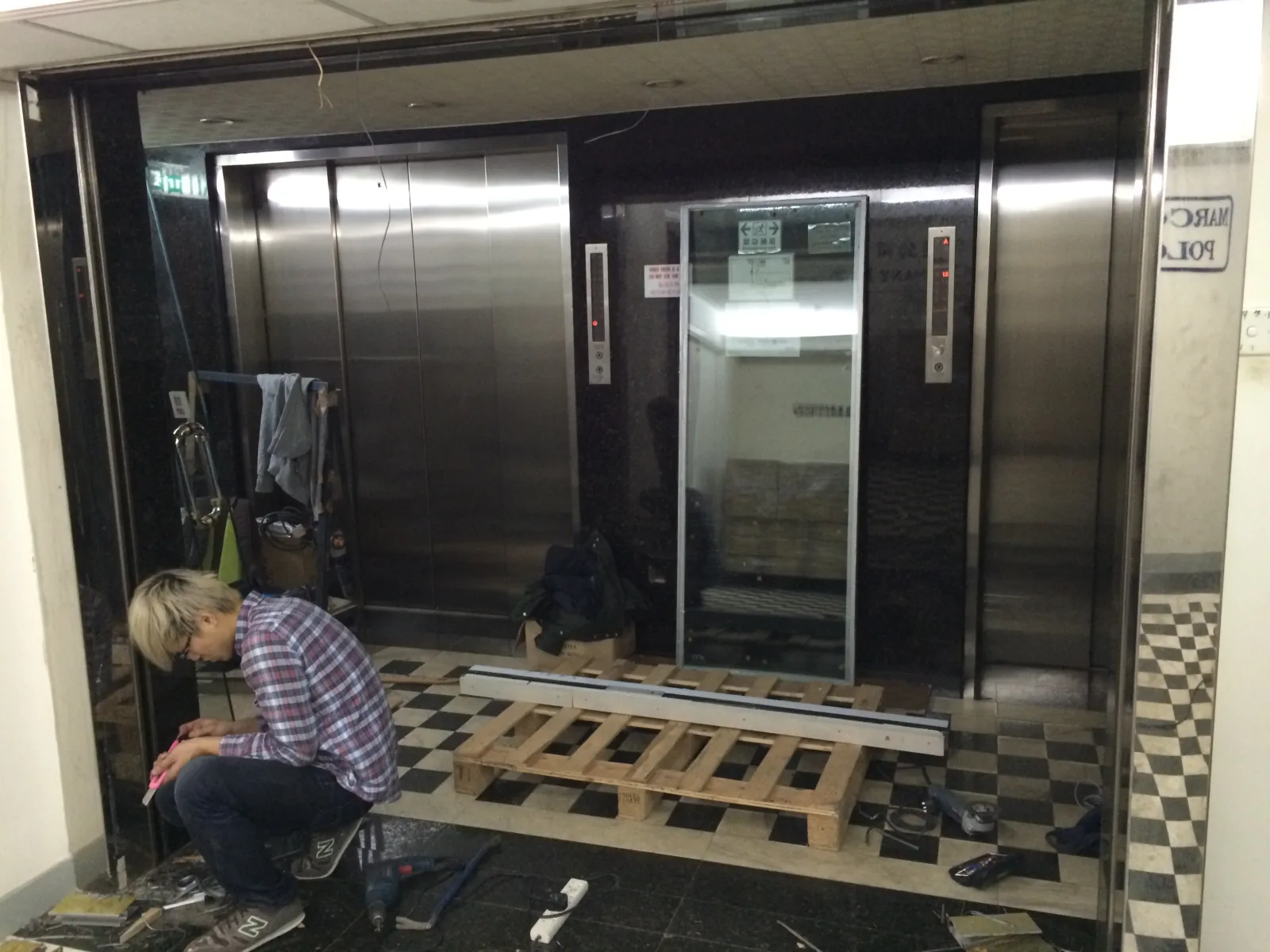Glass and fire doors — Glass & Fire-rated Doors